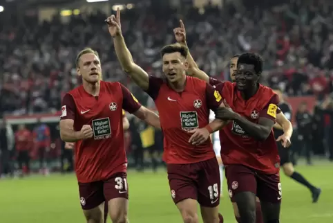 Daniel Hanslik (Mitte) legte mit einem Doppelschlag – seinem ersten in der Zweiten Bundesliga – den Grundstein zum Lauterer Sieg