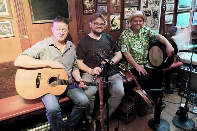 Irish Folk-Band Trasna u besteht aus (von links) Cornelius Bode (Gitarre, Gesang); Steffen Gabriel (Flöte, Knopfakkordeon) und G