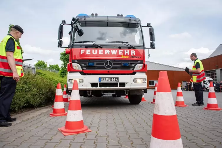 Blo&szlig; nicht die H&uuml;tchen ber&uuml;hren: Geschicklichkeitsfahren mit Einsatzfahrzeug. 