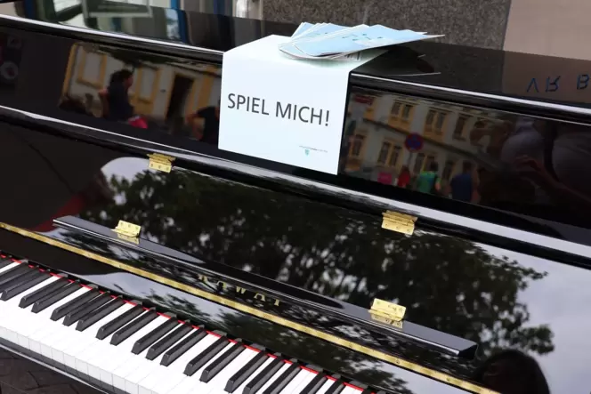 »Spiel mich!«-Klaviere suchen ein temporäres Zuhause in der Landauer Innenstadt.