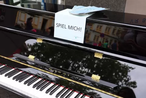 „Spiel mich!“-Klaviere suchen ein temporäres Zuhause in der Landauer Innenstadt.