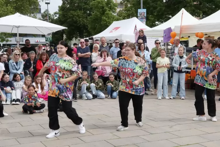 Tänzerische Auftritte begeistern: Gruppe des Vereins Zwanzig10 Jugendkultur beim Spiel- und Sportfest auf dem Berliner Platz. 