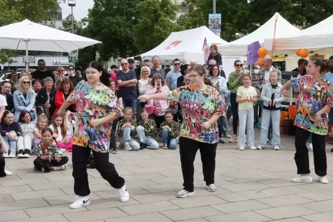 Tänzerische Auftritte begeistern: Gruppe des Vereins Zwanzig10 Jugendkultur beim Spiel- und Sportfest auf dem Berliner Platz.