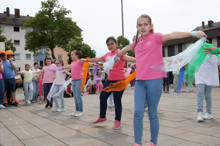 Mit bunten T&uuml;chern: Tanz-AG der Woogbachschule tritt auf.