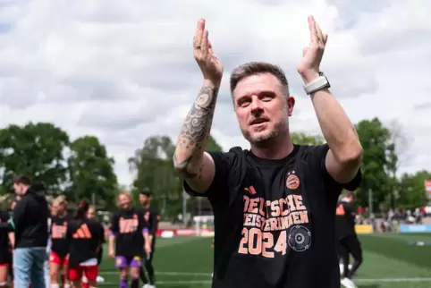 Architekt des Erfolgs: Bayern-Trainer Alexander Straus steckt auch schon im vorbereiteten Meisterinnen-Shirt.