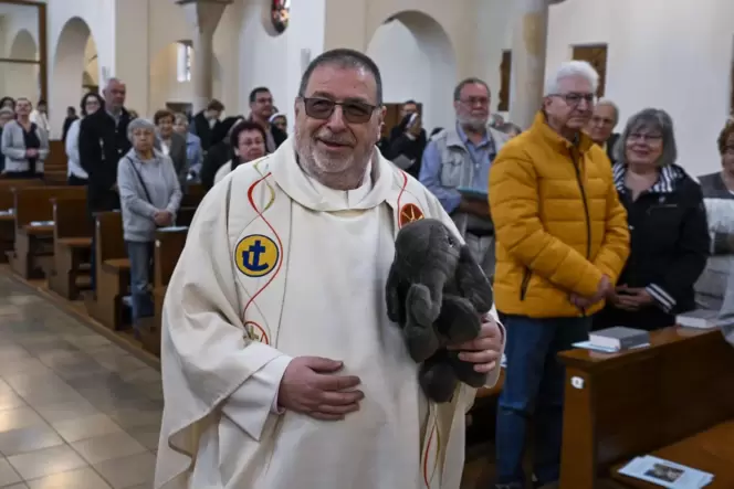 »Der Elefant passt zu mir«, sagte Pfarrer Klaus Meister am Sonntagnachmittag bei seinem Abschiedsgottesdienst in der Pfarrkirche