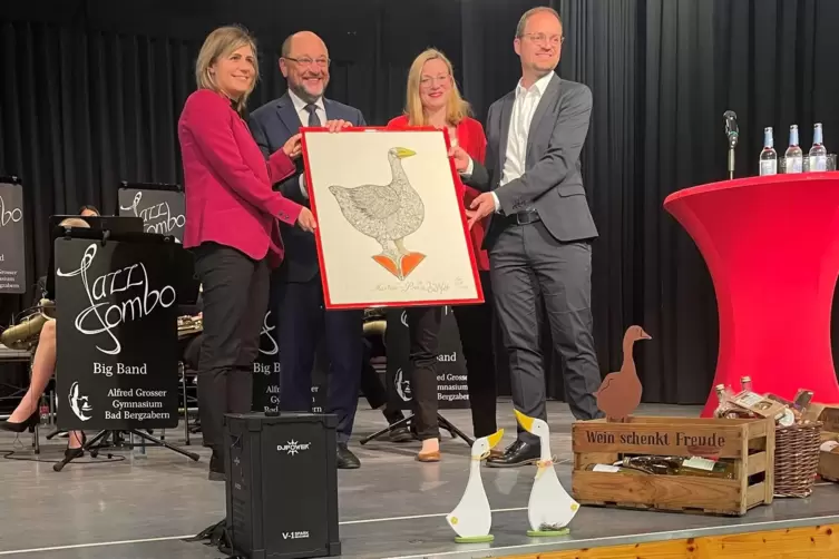 Den Martinipreis im Jahr der Europawahl hat Martin Schulz (2. v. l.) bekommen. Unser Foto zeigt Schulz und seine Laudatorin Isab