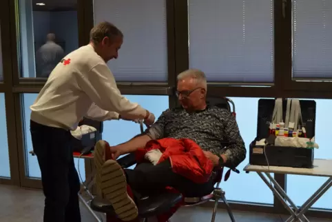 Rekordverdächtig: Christian Stobbe (rechts) lässt sich bereits zum 178. Mal 500 Milliliter Blut abzapfen. Manfred Müller vom DRK