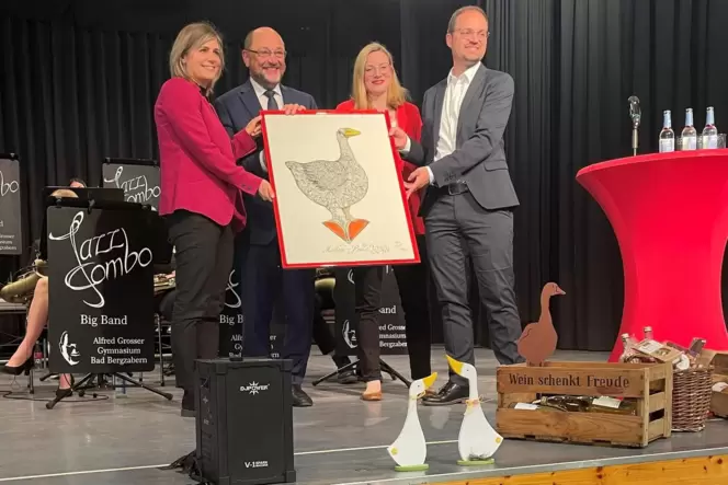 Den Martinipreis im Jaghr der Europawahl hat Martin Schulz (2. v. l.) bekommen.zeigt Martini-Preisträger Martin Schulz und seine