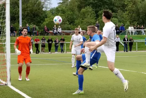 Hier bringt Silas Wagner (rechts) den Ball noch nicht unter. Er holt es in der 58. Minute nach. Im Tor Julius Schött.