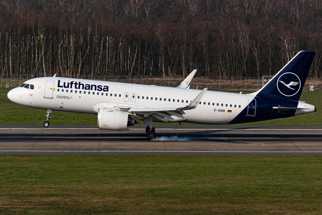 Gerade aufgesetzt (deshalb das Wölchen am Fahrwerk): Der Airbus a320 neo mit dem Namen Lufthansa.