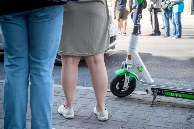 Ein E-Scooter steht auf einem Gehweg