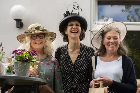 Königlich und mit Stil. Die drei Siegerinnen des Hutwettbewerbs von Königsbach sind (von links) Marina Orth (zweiter Preis), Sus