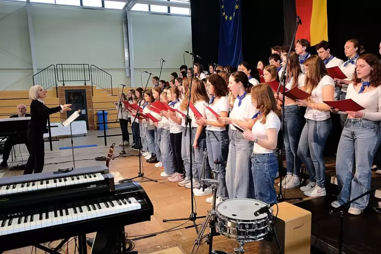 Der Chor des Von-der-Leyen-Gymnasiums sorgte mit seiner Darbietung der Politik-Schelte &bdquo;What About Us&ldquo; f&uuml;r Furore.