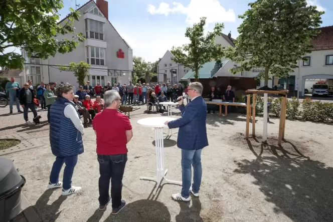 Neu gestalteter Dorfplatz: Ortsbürgermeister Markus Kropfreiter (rechts) freut sich bei der Übergabe über den neuen Treffpunkt i