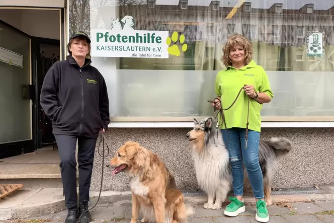 Am 18. Mai feiert die Pfotenhilfe zehnjähriges Bestehen. Birgitt Maier (Vorsitzende) mit Hund Taksi und Angelika Schuhmacher (Ve