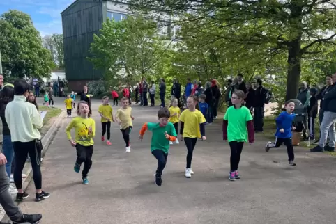 Rund 100 Schüler machten beim Spendenlauf mit.