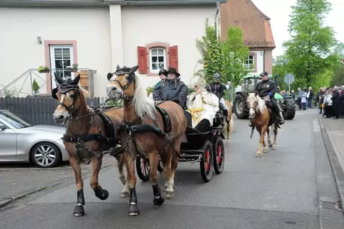 Mit Pferd und Kutsche ging es von Kirche zu Kirche.