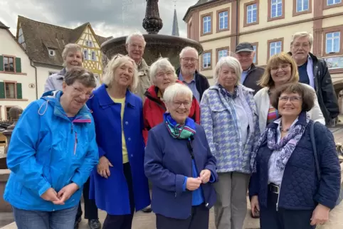 Freuen sich jedes Jahr aufs Wiedersehen in Neustadt: die ehemaligen Wetterdienstschülerinnen und -schüler aus dem Jahrgang 1964 