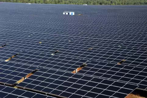 Die Sonne nutzen: Freiflächenphotovoltaikanlagen sollen dazu beitragen, unabhängiger von fossilen Brennstoffen zu werden. Welche