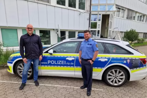 Entspannt: Kai Giertzsch (links) und Marco Hinze im Hof der Polizeiinspektion im Waldspitzweg.