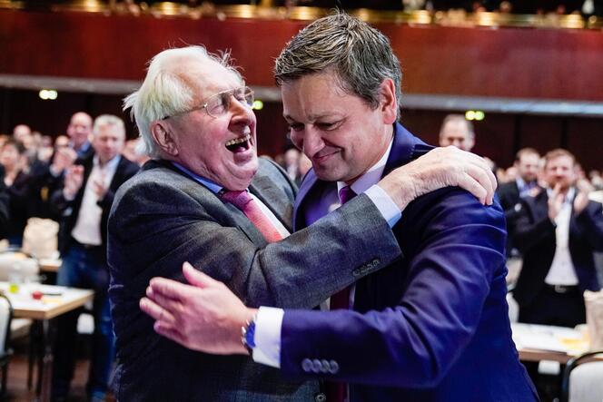 Der frühere CDU-Landeschef und Ministerpräsident Bernhard Vogel (links) gratuliert Christian Baldauf 2019 nach dessen Wahl zum S