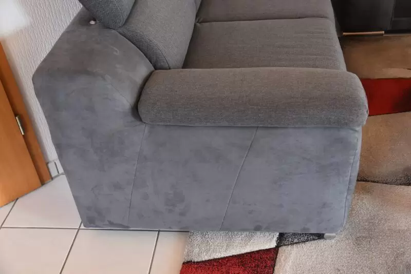 Zweier Couch , Neuwertiger Zustand , kaum benutzt, 180cm lang + 93cm breit ,verstellbare Kopfstütze,aus Platzgründen 199€ VHS.