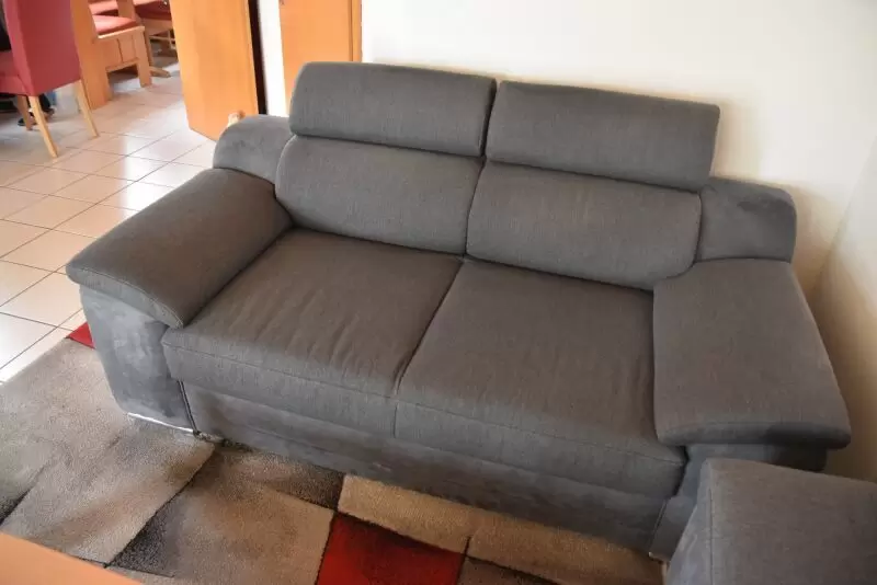 Zweier Couch , Neuwertiger Zustand , kaum benutzt, 180cm lang + 93cm breit ,verstellbare Kopfstütze,aus Platzgründen 199€ VHS.
