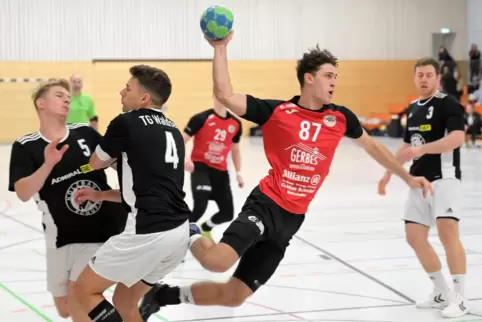 Angeschlagen: Dominic Gerbes (am Ball).