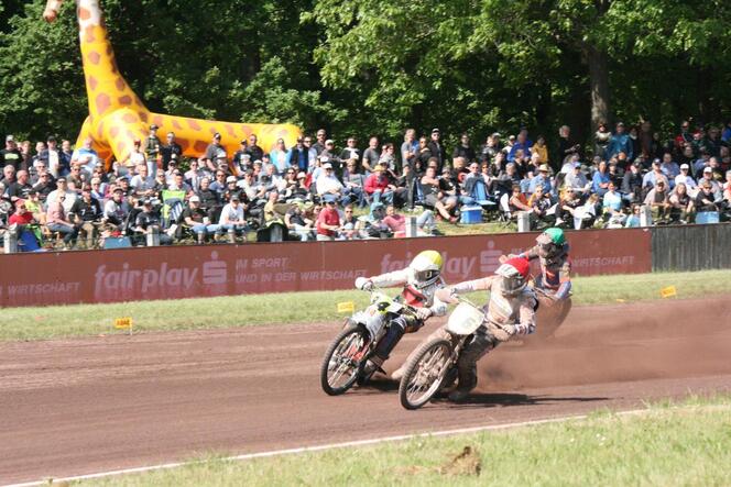 Viele Fans, spannende Rennen: Martin Smolinski (mit gelben Helm) vor einem Jahr in Herxheim.
