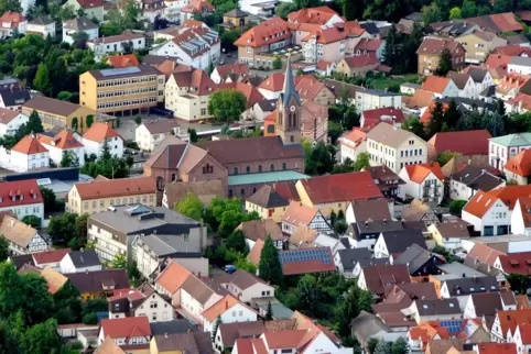 Blick aufs Ortszentrum mit Rathaus, der katholischen Kirche St. Jakobus und der Grundschule Nord. 