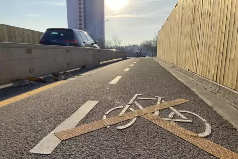 Seit eineinhalb Jahren ist die Bahnüberführung in der Flomersheimer Straße nur eingeschränkt nutzbar. 