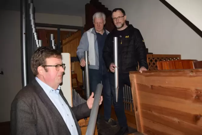 Etwa drei Tage wird der Ausbau der Rumbacher Orgel dauern. Unser Bild zeigt (von links) Pfarrer Philipp Walter mit den lettische