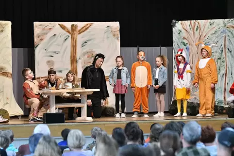 „Räubergeschichten“ brachten die Kinder auf die Bühne der Pirminiushalle. 