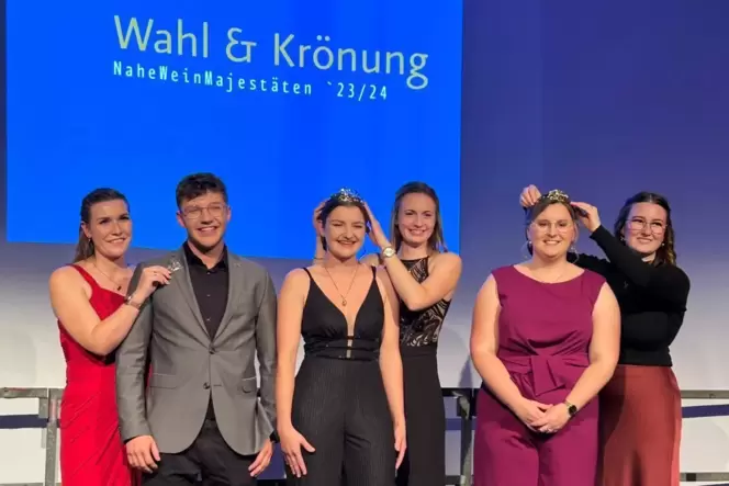 Bei der 61. Wahl zur Naheweinkönigin wurde Katharina Gräff gewählt (Bildmitte). Rechts vorne ist Tim Heck, erster männlicher Wei