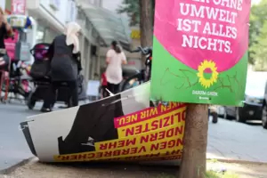 Zerstörte Wahlplakate.