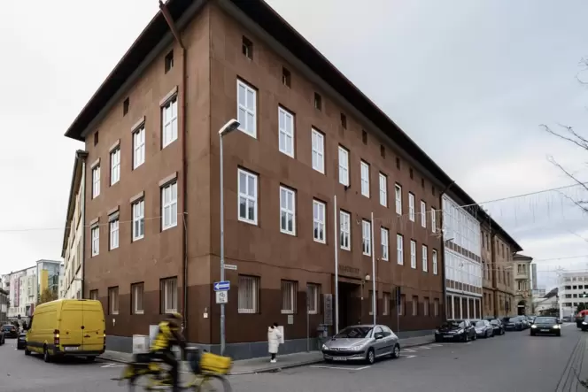 Vor der zweiten Strafkammer des Landgerichts Frankenthal müssen sich drei Männer und eine Frau wegen räuberischer Erpressung ver
