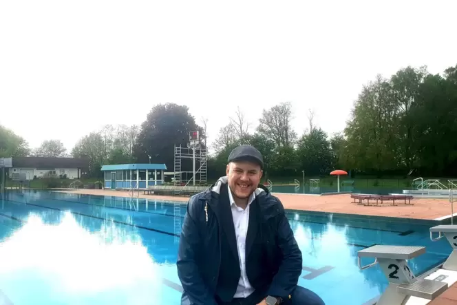 Bürgermeister Felix Leidecker freut sich auf die neue Schwimmbadsaison und auf selbst gemachtes Schwimmbad-Eis.