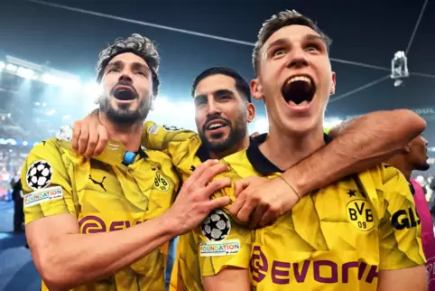 Begeistert, auch von sich selbst: die BVB-Spieler Mats Hummels , Emre Can und Nico Schlotterbeck (von links).