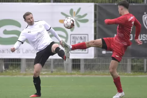 Hoch das Bein: LSC-Akteur Dejan Vasic (rechts) im Spiel gegen die FG 08 Mutterstadt.