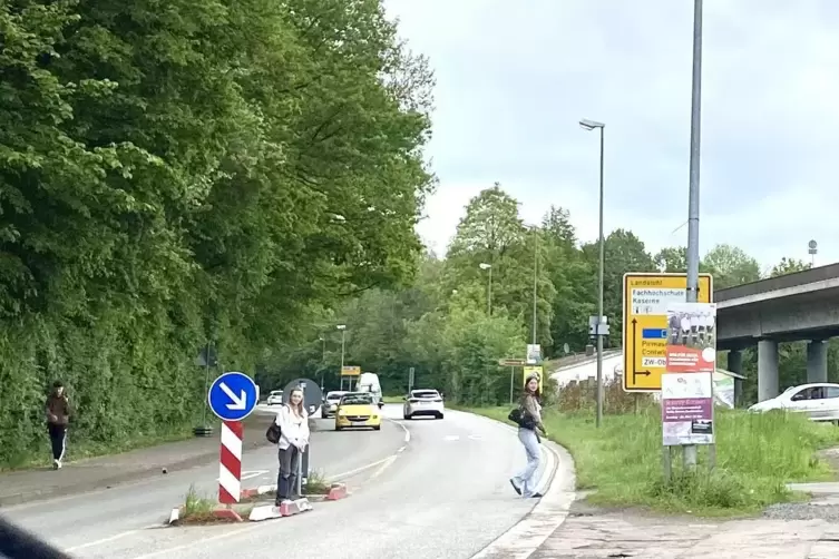 An der Landauer Stra&szlig;e wird es zur Sperrung kommen. Ein langer Fahrbahnteiler, neue Bushaltestellen und eine Wartehalle werden g