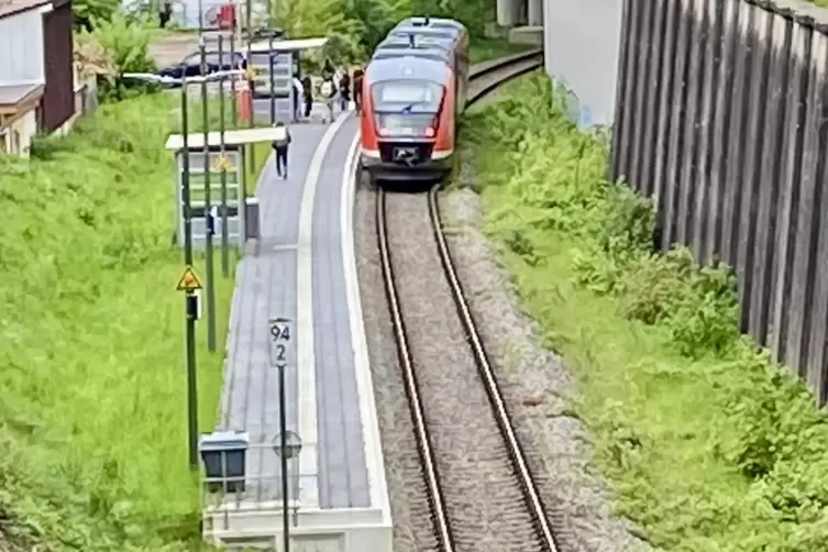 Wo der Bahnsteig endet, soll der &Uuml;bergang zur Storchenbr&uuml;cke anfangen. Zweieinhalb Jahre nach Inbetriebnahme des Haltepunkts Zwe