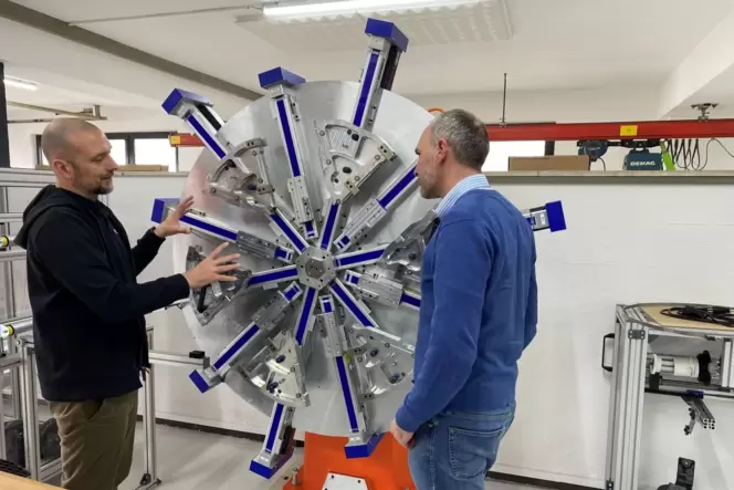 Die von Marcel Bücker (links) und Thomas Robbert entwickelte Technologie: Für einen Speichenkranz wird die Faser so über ein Sec