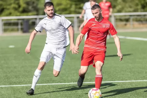 Zufrieden: Mutterstadts Spielertrainer Kevin Selzer (links). 