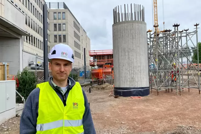 Froh über die Fortschritte: Tiefbauamtschef Björn Berlenbach vor einem der neuen Pfeiler.
