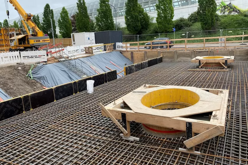 Hier wird eine neue Bodenplatte gebaut, auf der zwei Pfeiler stehen werden,