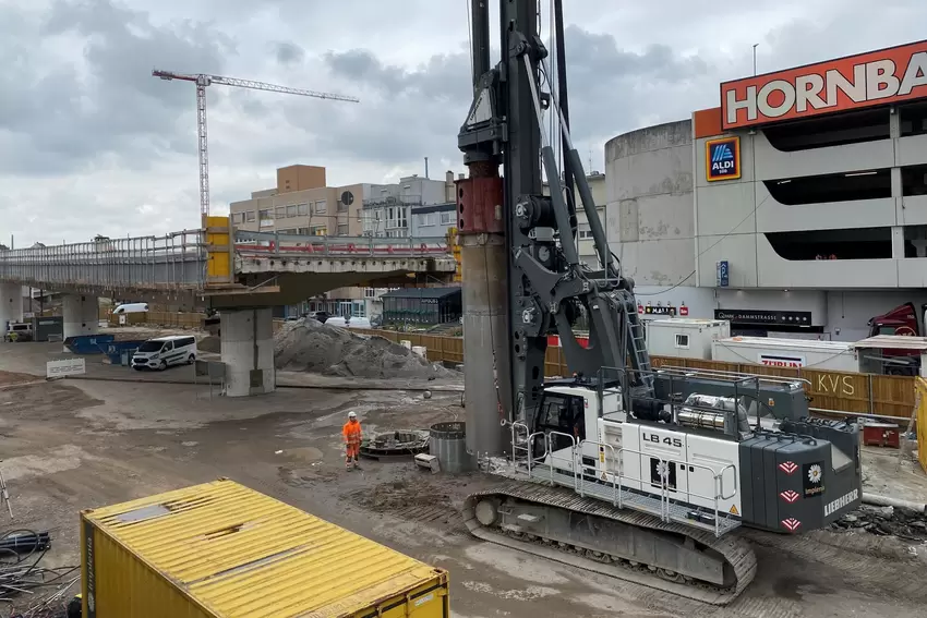 Mit einer Baumaschine werden Löcher für die Fundamente gebohrt. Links ist die Weiße Hochstraße zu sehen.