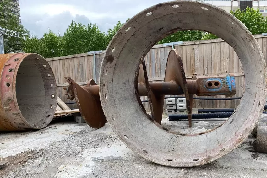 Bis zu 20 Meter tief wird ins Erdreich gebohrt.