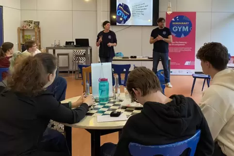 Die Medienpädagogen Christine Zinn-Schätz und Mario Di Carlo vermitteln den Schülern der Integrierten Gesamtschule Herzogenried,