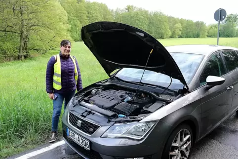 Während Hanan Al Obeidat auf den Abschleppdienst wartete, erfuhr sie viel Hilfsbereitschaft. 